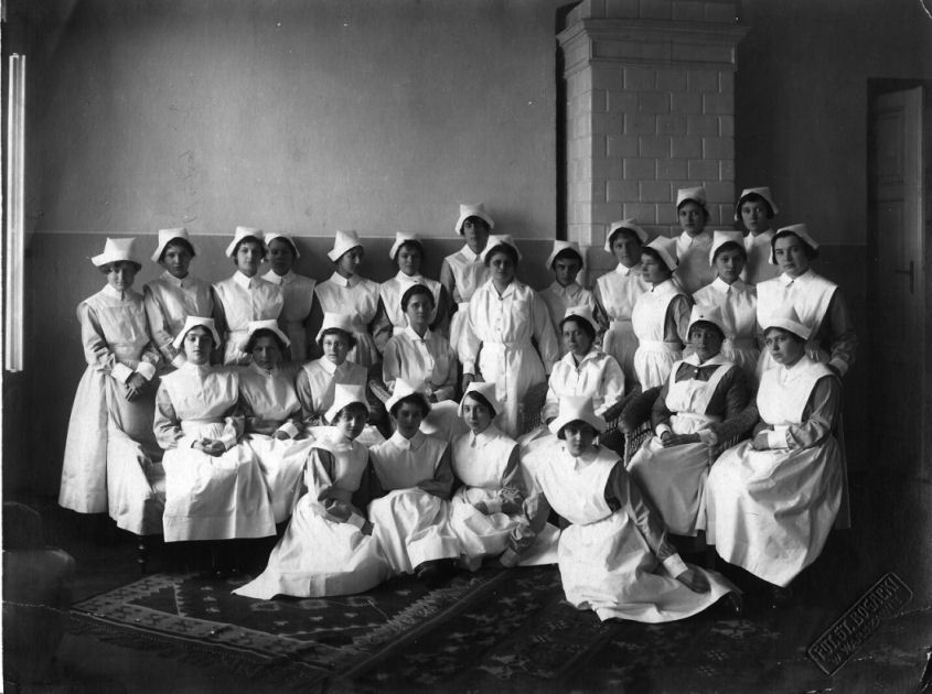 Kurs I – obok H. Bridge (stoi) S. Tylska, obok (siedzą) Jadwiga Romanowska, Maria Babicka-Zachertowa, Stefania Ziembińska-Potocka, ze zbiorów Archiwum Koła Absolwentek WSP przy Polskim Towarzystwie Pielęgniarskim