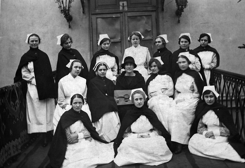 Zdjęcie uczestniczek z kursu IV i V WSP, 1926, ze zbiorów Centralnego Archiwum Pielęgniarstwa Polskiego przy PTP