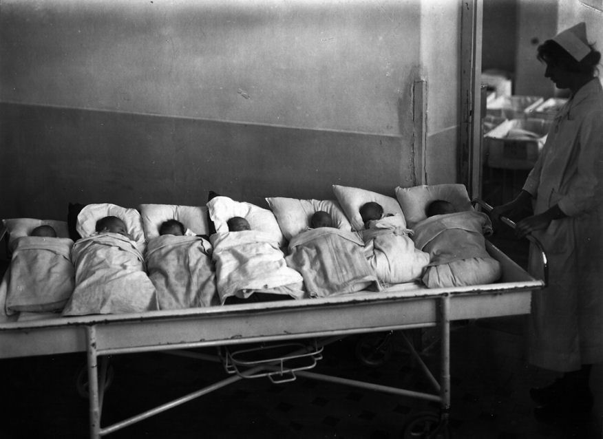 WSP – praktyki uczennic w oddz. Noworodków kliniki ginekologiczno-położniczej prof. Adama Czyżewicza, ze zbiorów Archiwum Koła Absolwentek WSP przy Polskim Towarzystwie Pielęgniarskim