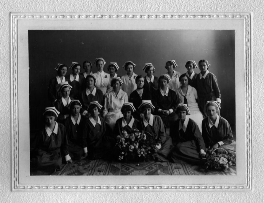 Zofia Szlenkier wśród dyplomantek Kurs XII 1929, ze zbiorów Archiwum Koła Absolwentek WSP przy Polskim Towarzystwie Pielęgniarskim