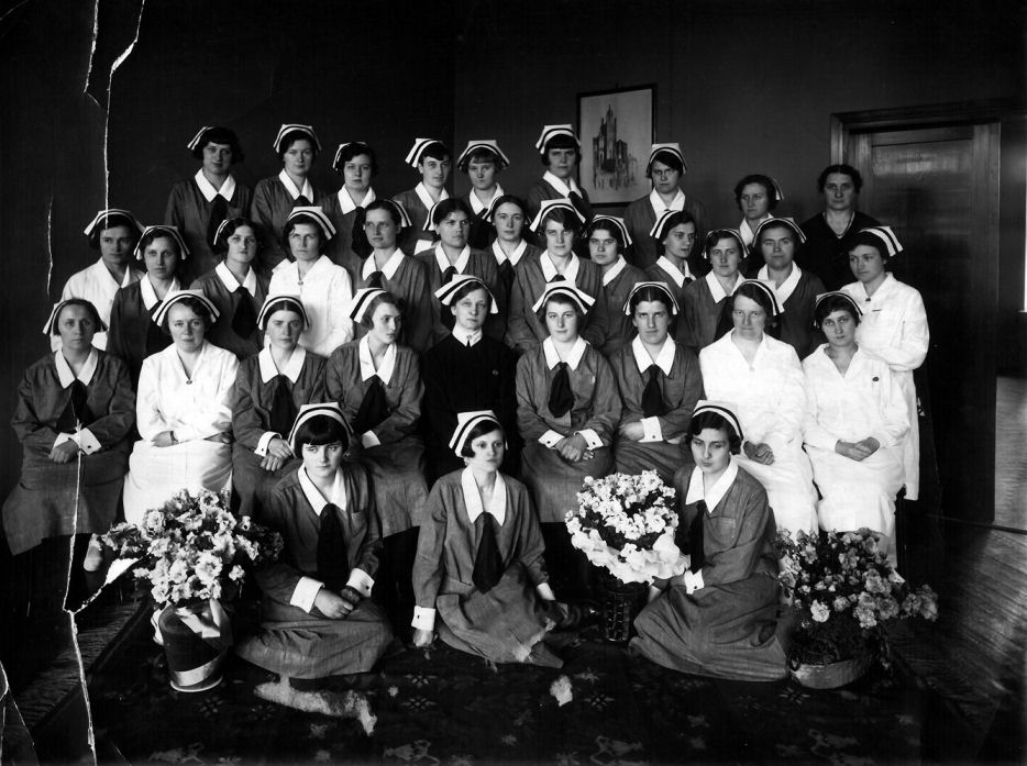 Zofia Szlenkier wśród dyplomantek Kurs XV 1931, ze zbiorów Archiwum Koła Absolwentek WSP przy Polskim Towarzystwie Pielęgniarskim