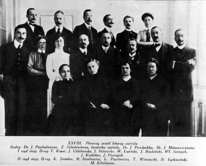 Zofia Szlenkier wśród lekarzy szpitala, ze zbiorów Archiwum Koła Absolwentek WSP przy Polskim Towarzystwie Pielęgniarskim