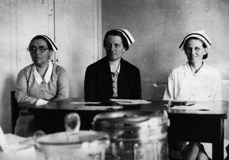 Egzamin dyplomowy (kurs 38) 1942 r Przewodnicząca Komisji Jadwiga Romanowska (dyrektorka szkoły), wicedyrektorka Wanda Lankajtes (pierwsza z lewej) i Władysława Szczepkowska – kierownik szkolenia teoretycznego, ze zbiorów Archiwum Koła Absolwentek WSP przy PTP
