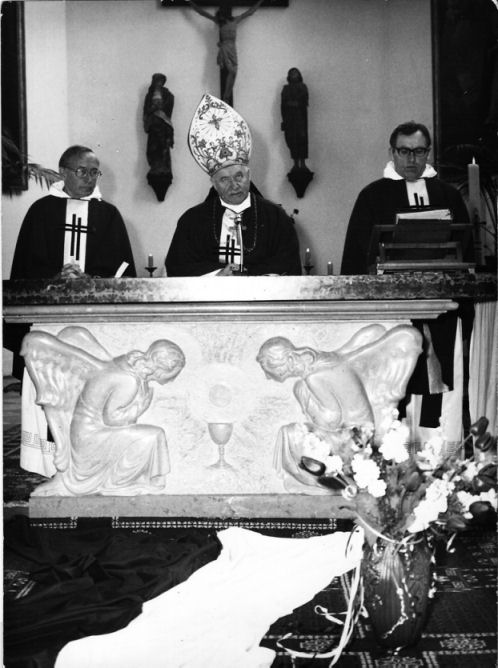 Ksiądz biskup Władysław Miziołek , celebruje mszę świętą połączoną z poświęceniem tablicy pamiątkowej w kościele św. Jacka przy ul. Freta w Warszawie