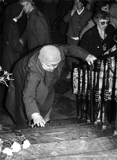 Zofia Żołędziowska (kurs 31) składa kwiaty pod tablicą- uroczystość odsłonięcia