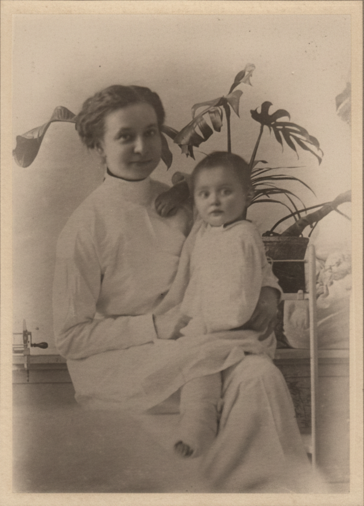 13.XI.1913r. WARSZAWA ul. LESZNO 136 otwarcie SZPITALA im. KAROLA i MARII Pani SZLENKIERÓWNA z pierwszą pacjentką - ZOSIĄ